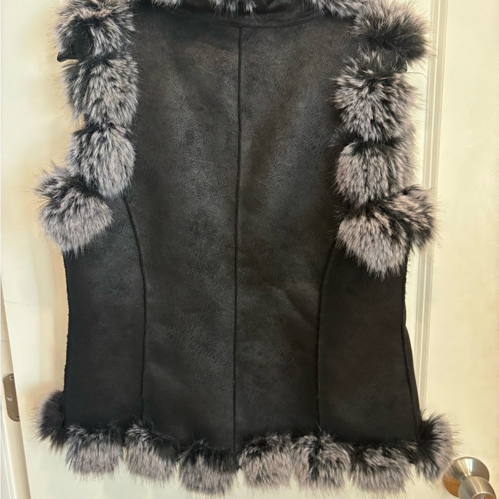 Luxury Black Shearling like Vest with Gray Fur Trim - Picture 3 of 3
